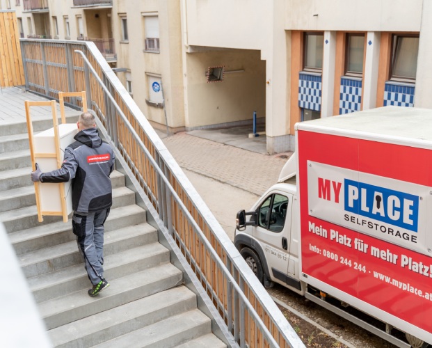 Wiener Möbelpacker transportert Gegenstand auf Treppe