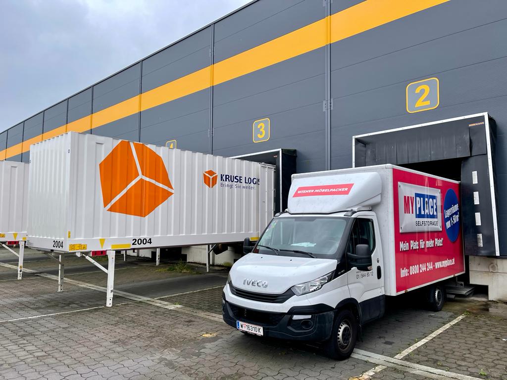 Umzugstransporter vor Lagerhalle