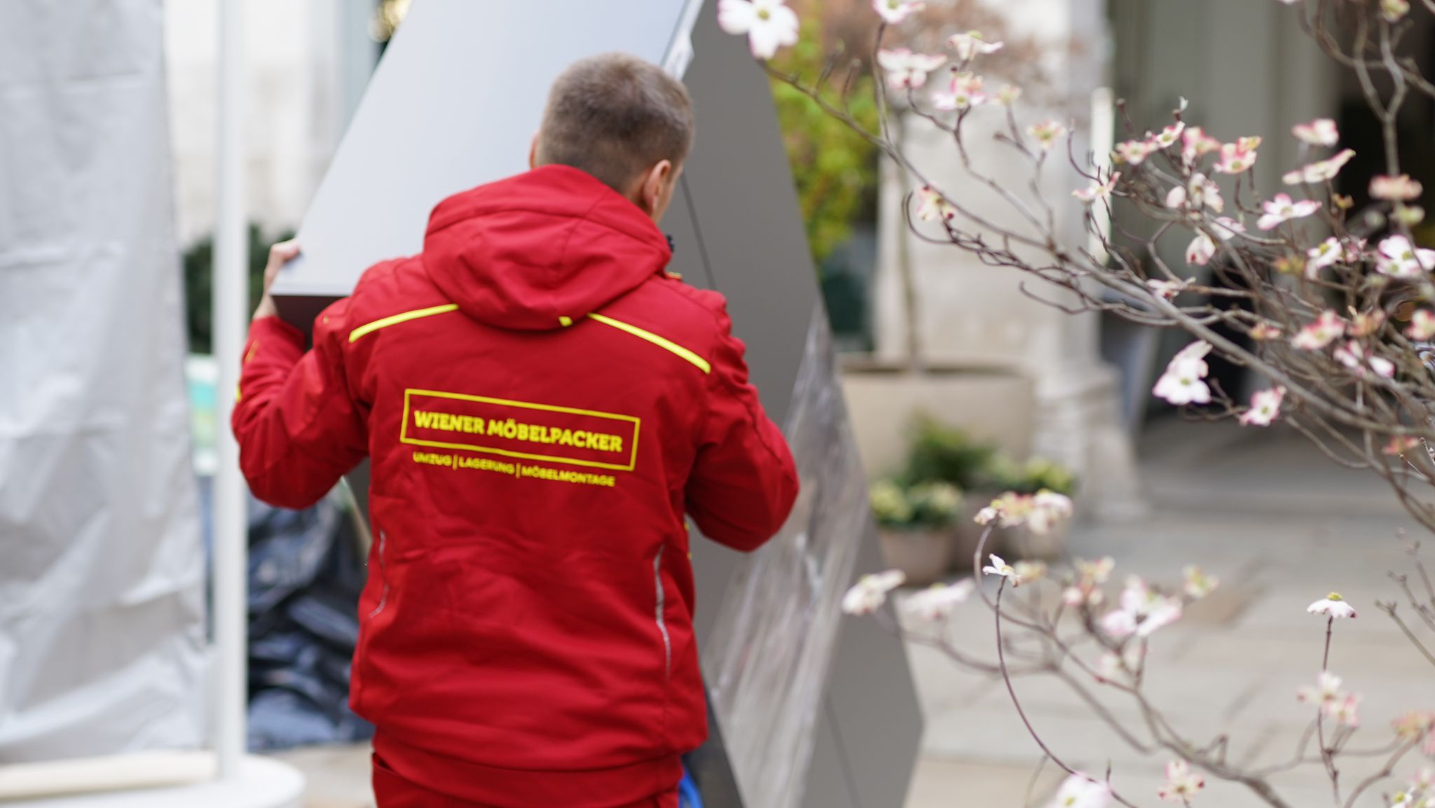 Umzugshelfer transportiert Gegenstand