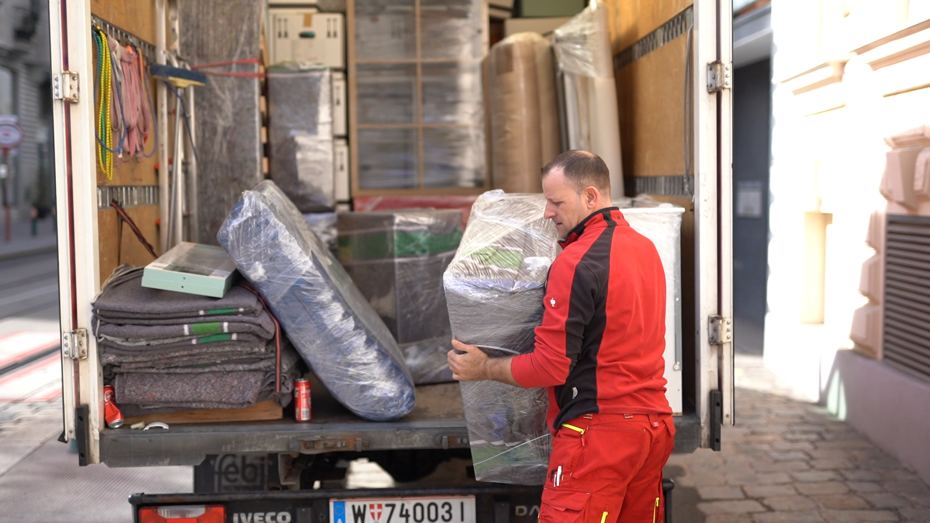 Wiener Möbelpacker entleert Umzugstransporter
